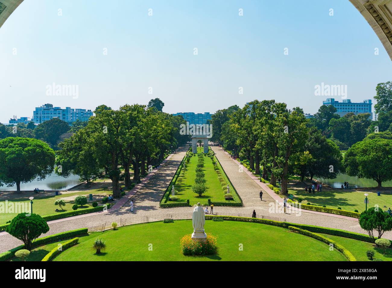 Das Victoria Memorial, ein historisches Wahrzeichen von Kalkutta, wird an einem sonnigen Tag mit klarem blauen Himmel gesehen. Eines der berühmtesten Denkmäler des indischen Cit Stockfoto