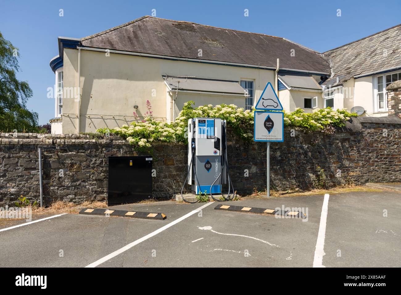 Ein Schnellladegerät für Elektrofahrzeuge von Genie Point auf einem Parkplatz in der Marktstadt Great Torrington, Devon, England. Stockfoto
