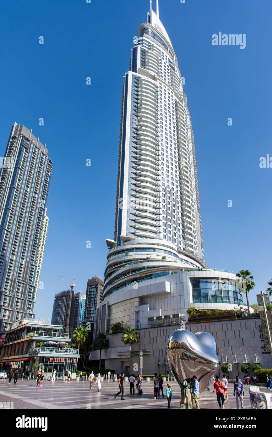 Flacher Blick auf das Address Downtown Hotel vor dem Himmel in Dubai City, VAE. Stockfoto