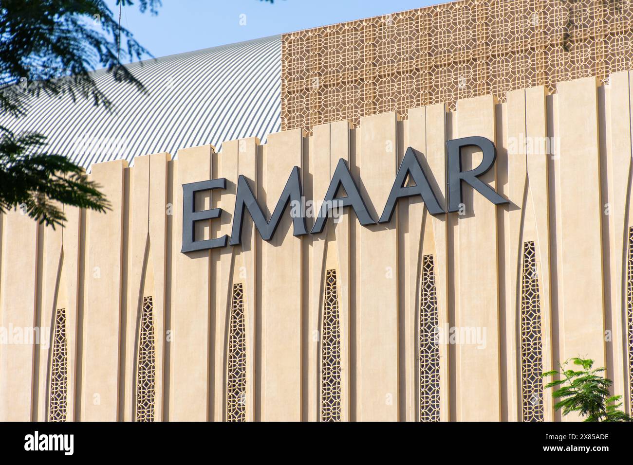 Emaar Real Estate Company Namensschild an der Wand, Dubai City, VAE. Stockfoto