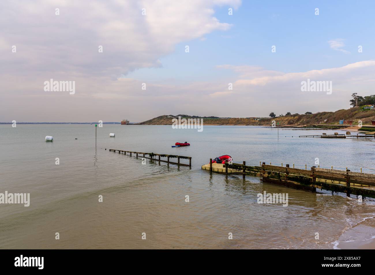 Colwell Bay, Isle of Wight, England, Großbritannien - 17. April 2023: Blick über Colwell Bay mit Fort Albert im Hintergrund Stockfoto