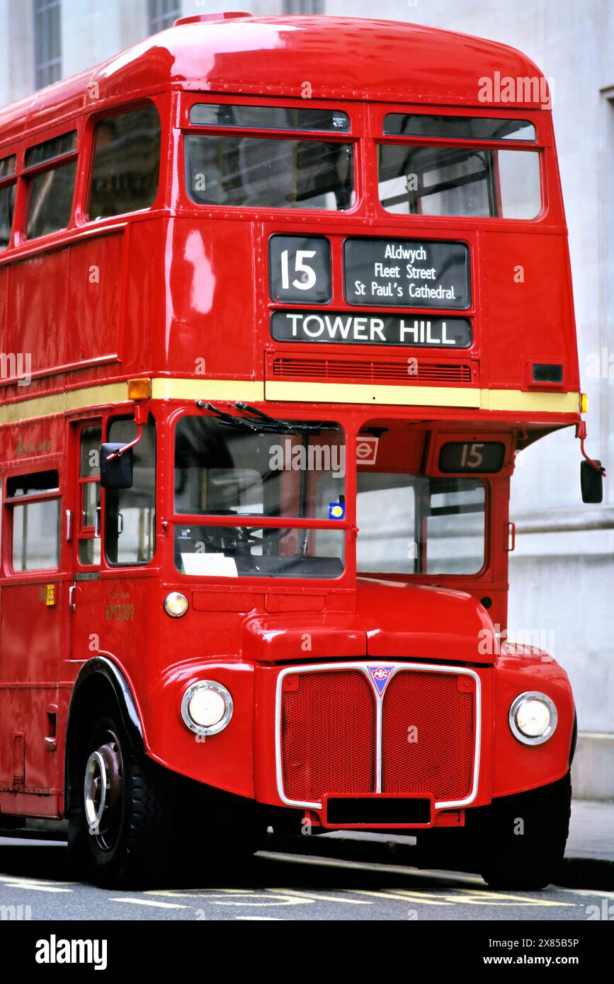 Vereinigtes Königreich. England. London. Der traditionelle Doppeldeckerbus mit rotem Oberdeck Stockfoto