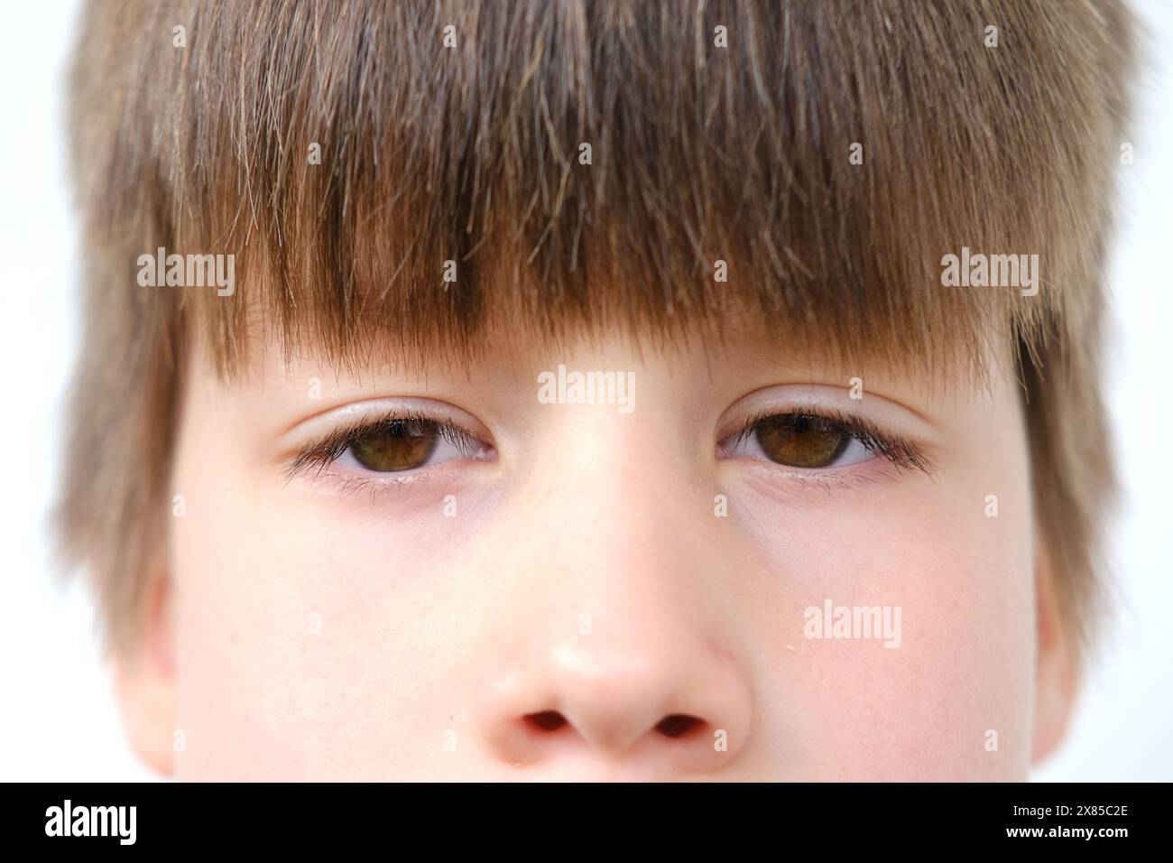 Nahaufnahme Teil Kind Gesicht, Junge 8 Jahre alt, menschliches Auge direkt schauen, Sehuntersuchung, Diagnose, Behandlung Augenerkrankungen, Augenlider, Emotionen Stockfoto