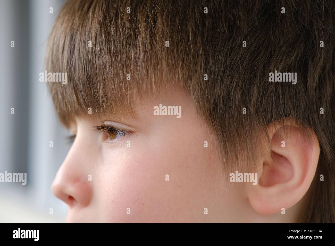 Nahaufnahme Teil Kind Gesicht, Junge 8 Jahre alt, menschliches Auge Blick zur Seite, Sehuntersuchung, Diagnose, Behandlung Augenerkrankungen, Augenlider, emotional Stockfoto