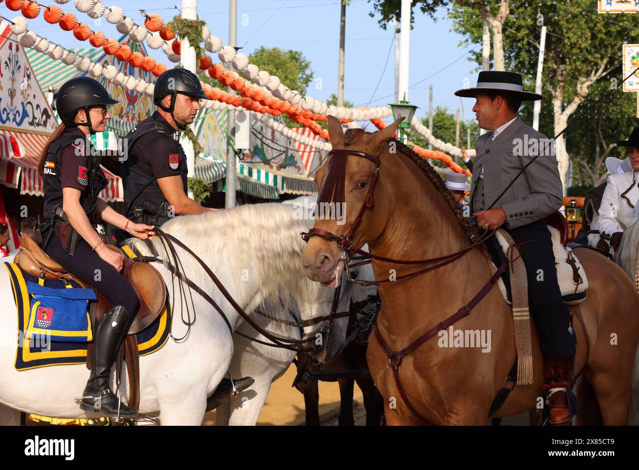 Polizisten, Polizei, Offiziere, Abril Fair, April Fair, Horse, Sevilla, Reiter, Reiterin, Andalusien, Spanien, Schönheit, Feria de Abril in Sevilla Stockfoto