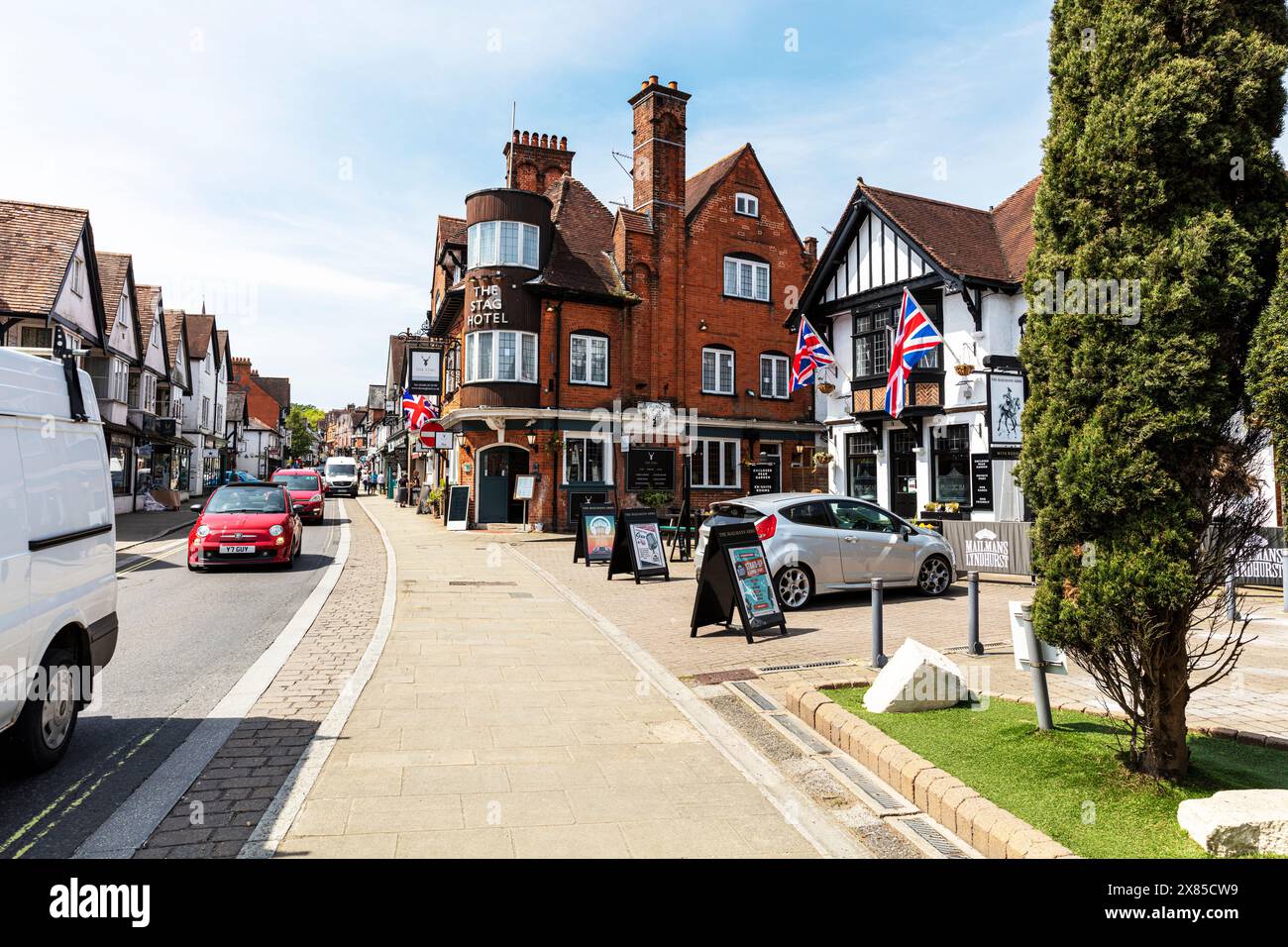 Lyndhurst, New Forest, Hampshire, großbritannien, England, Lyndhurst Village, Village Centre, Lyndhurst UK, Lyndhurst England, High Street, Zentrum, Geschäfte, Straße, Stockfoto