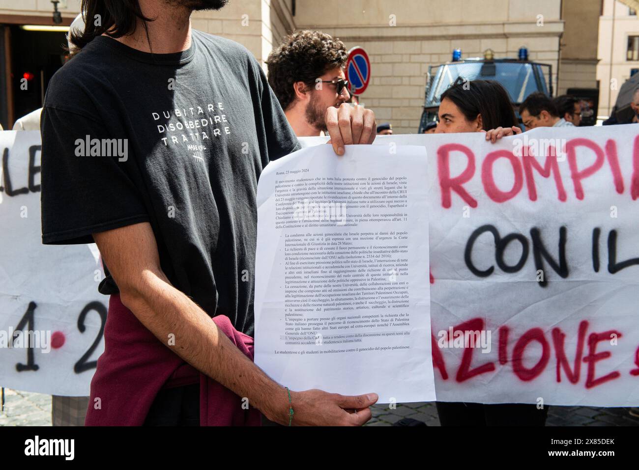 Protesta degli studenti che cercano di arrivare in Piazza Rondanini dove si sta svolgendo il Crui Conferenza dei rettori delle Università italiane - Roma, Italia - Nella gli studenti fermati prima di Piazza Rondanini a Largo Giuseppe Toniolo, la lettera che gli studenti vorrebbero leggere ai rettori delle Università italiane riuniti in conferenza- Giovedì 23 maggio 2024 (Foto Valentina Stefanelli/LaPresse) Protest von Studenten, die versuchen, zur Piazza Rondanini zu gelangen, wo die Rektorenkreuzung stattfindet - Rom, Italien - in den Studenten hielten vor der Piazza Rondanini in Largo Giuseppe Toniolo - T Stockfoto