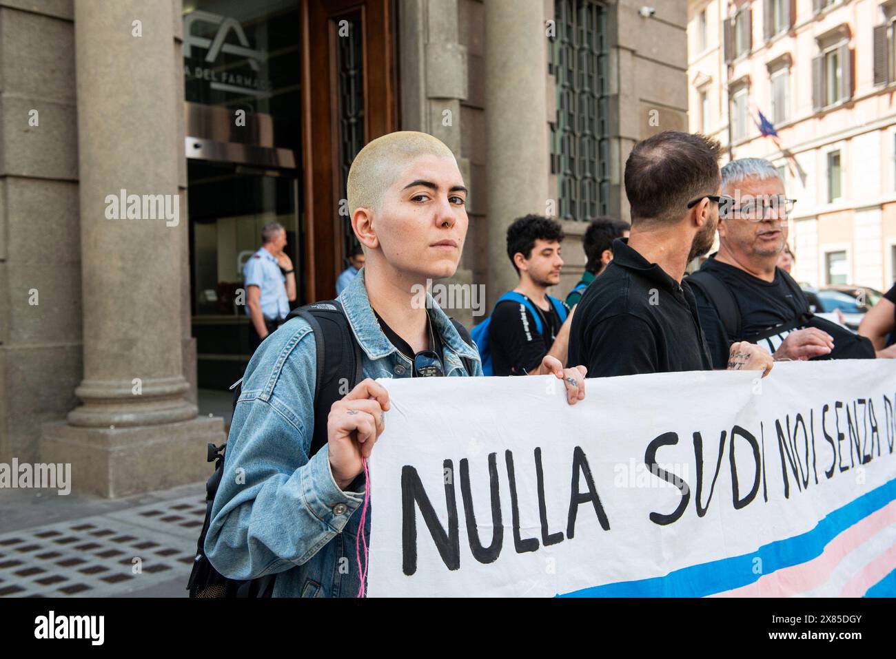 Roma, Italien. Mai 2024. Protesta davanti l'AIFA di genitori di figli trans- Roma, Italia - Nella gli striscioni e tre persone incatenate per protesta davanti l'AIFA su Via del Tritone - Giovedì 23 maggio 2024 (Foto Valentina Stefanelli/LaPresse) Protest vor der AIFA durch Eltern von Transkindern - Rom, Italien - in den Spruchbändern und drei Personen in Protest vor der AIFA auf der Via del Tritone - Donnerstag, 23. Mai 2024 (Foto Valentina Stefanelli/LaPresse) Credit: LaPresse/Alamy Live News Stockfoto