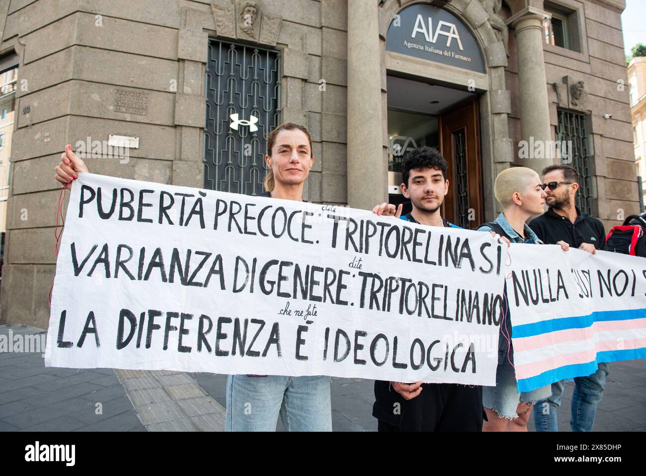 Roma, Italien. Mai 2024. Protesta davanti l'AIFA di genitori di figli trans- Roma, Italia - Nella gli striscioni e tre persone incatenate per protesta davanti l'AIFA su Via del Tritone - Giovedì 23 maggio 2024 (Foto Valentina Stefanelli/LaPresse) Protest vor der AIFA durch Eltern von Transkindern - Rom, Italien - in den Spruchbändern und drei Personen in Protest vor der AIFA auf der Via del Tritone - Donnerstag, 23. Mai 2024 (Foto Valentina Stefanelli/LaPresse) Credit: LaPresse/Alamy Live News Stockfoto