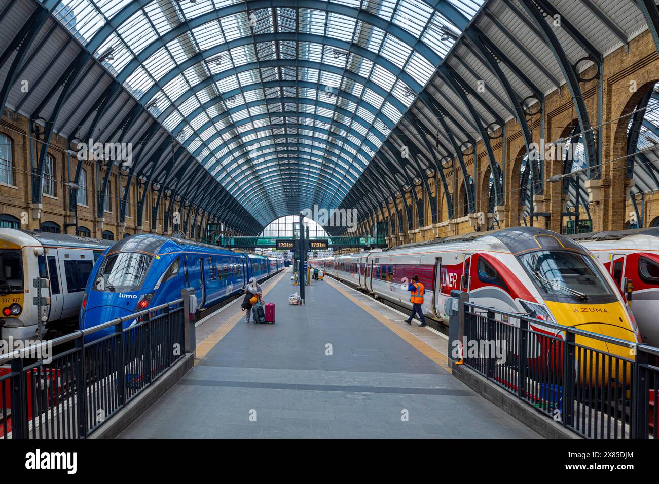 LNER Kings Cross London - LNER Azuma & Lumo Züge am Bahnhof London Kings Cross. LNER und Lumo fahren am Londoner Bahnhof Kings Cross. Stockfoto