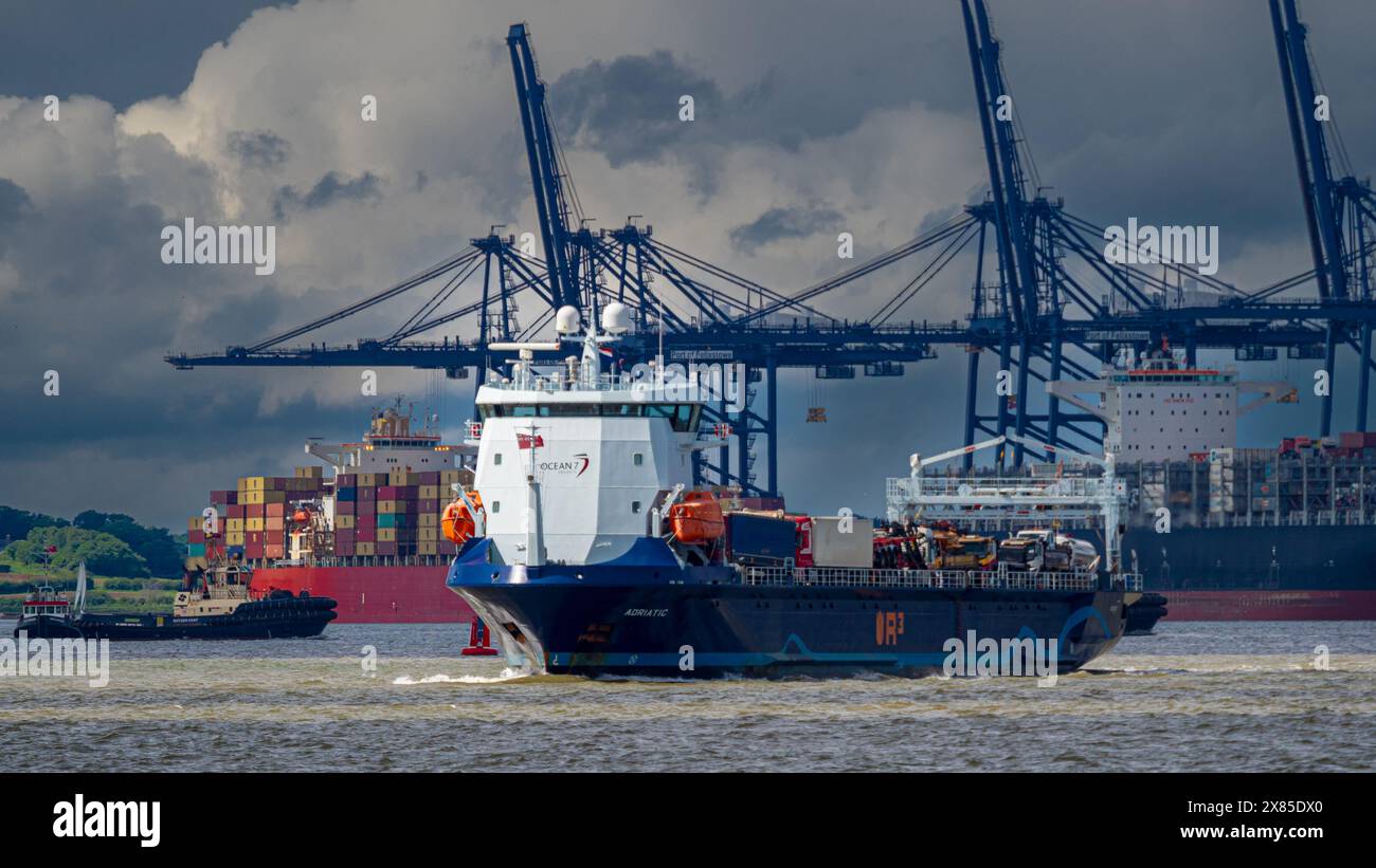 Ocean7 Adriatic transportiert gebrauchte Lkw vom Hafen Harwich UK nach Zypern. Die Adriatic ist ein Mehrzweck-Frachtschiff für geringen Kraftstoffverbrauch. Stockfoto