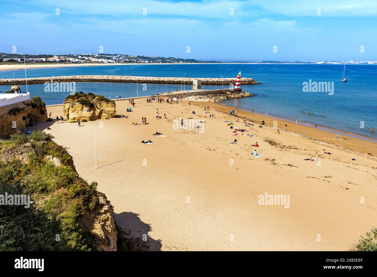 Touristen entspannen sich am Strand Praia da Batata, Lagos, Algarve, Portugal Stockfoto