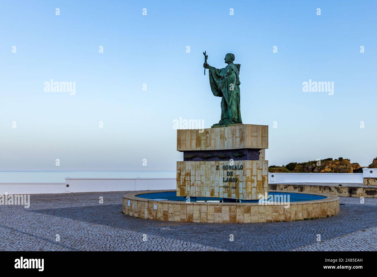 Statue des portugiesischen Schutzpatrons der Fischer in der Algarve .S. Goncalo de Lagos mit Blick auf das Meer Stockfoto