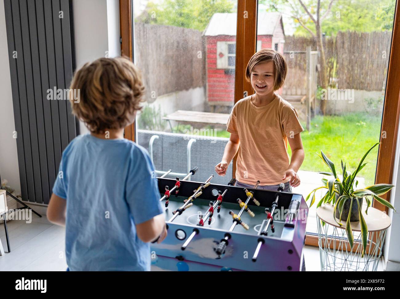 Zwei Jungs spielen zu Hause Tischfußball Stockfoto