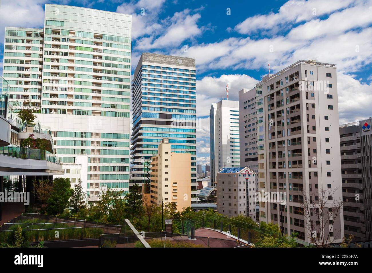 Moderne Gebäude im Stadtteil Takeshiba in Tokio Stockfoto