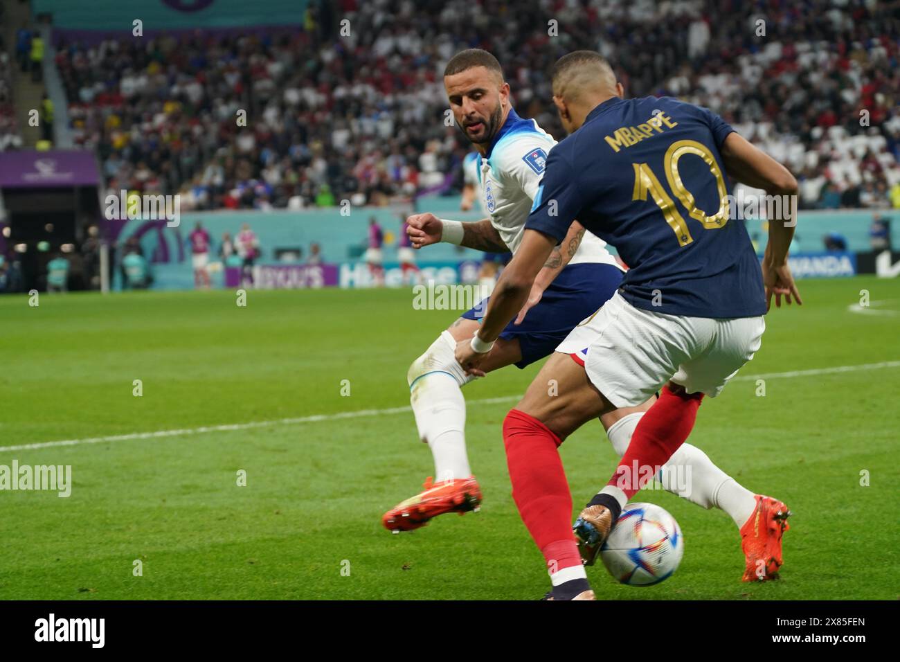 Doha, Katar. 10. November 2022. Kylian Mbappé und Kyle Walker im Spiel zwischen Frankreich und England, Viertelfinale und FIFA-Weltmeisterschaft Stockfoto