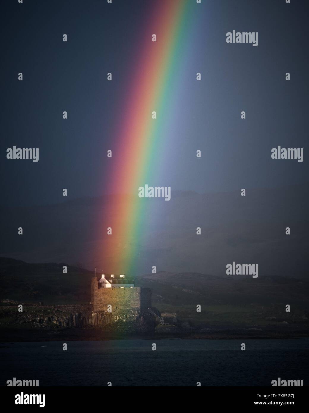 Regenbogen über Mingary Castle, Kilchoan, Ardnamurchan Stockfoto