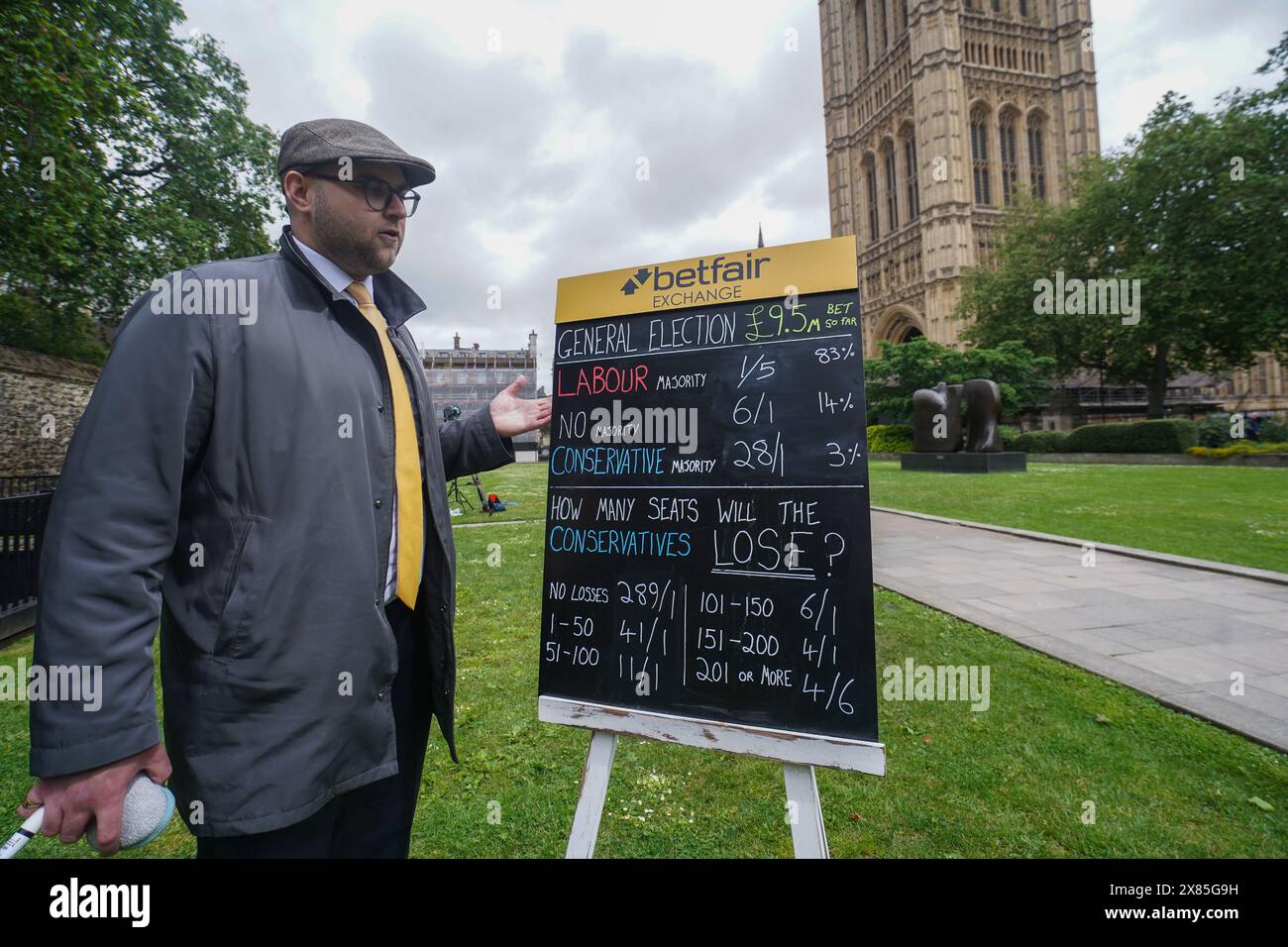 Westminster, London, Großbritannien. 23. Mai 2024. Der Buchmacher Sam Rosbottom bietet in College Green Wettquoten für das Ergebnis der Parlamentswahlen für Betfair Exchange an. Am Mittwoch kündigte Premierminister Rishi Sunak das Datum der britischen Parlamentswahlen am 4. Juli an, als die Nation zur Wahl einer neuen Regierung geht. Quelle: amer Gazzal/Alamy Live News Stockfoto