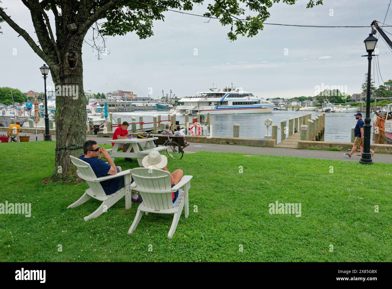 Touristen, die sich neben dem Hyannis Inner Harbor entspannen. Massachusetts, Vereinigte Staaten von Amerika Stockfoto