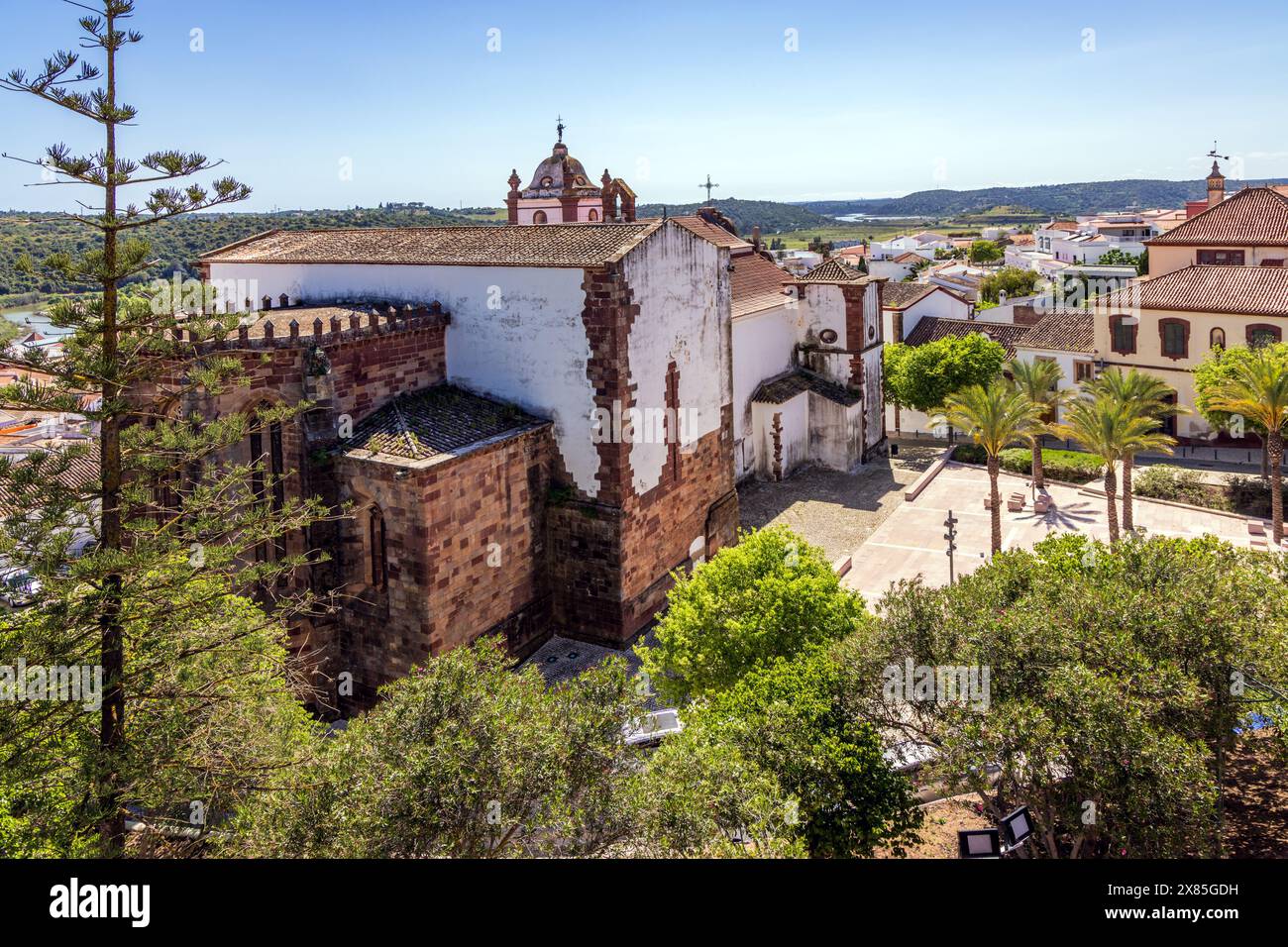 Blick vom Schloss von Silves (Castelo de Silves) zur Kathedrale an der portugiesischen Algarve Stockfoto
