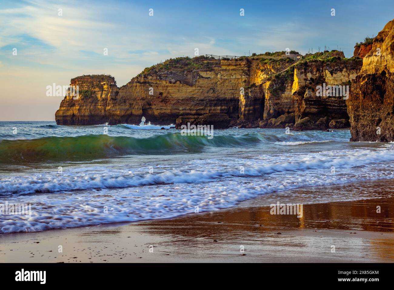 Wellen am Strand Praia dos Estudantes in Lagos, Algarve, Portugal. Stockfoto
