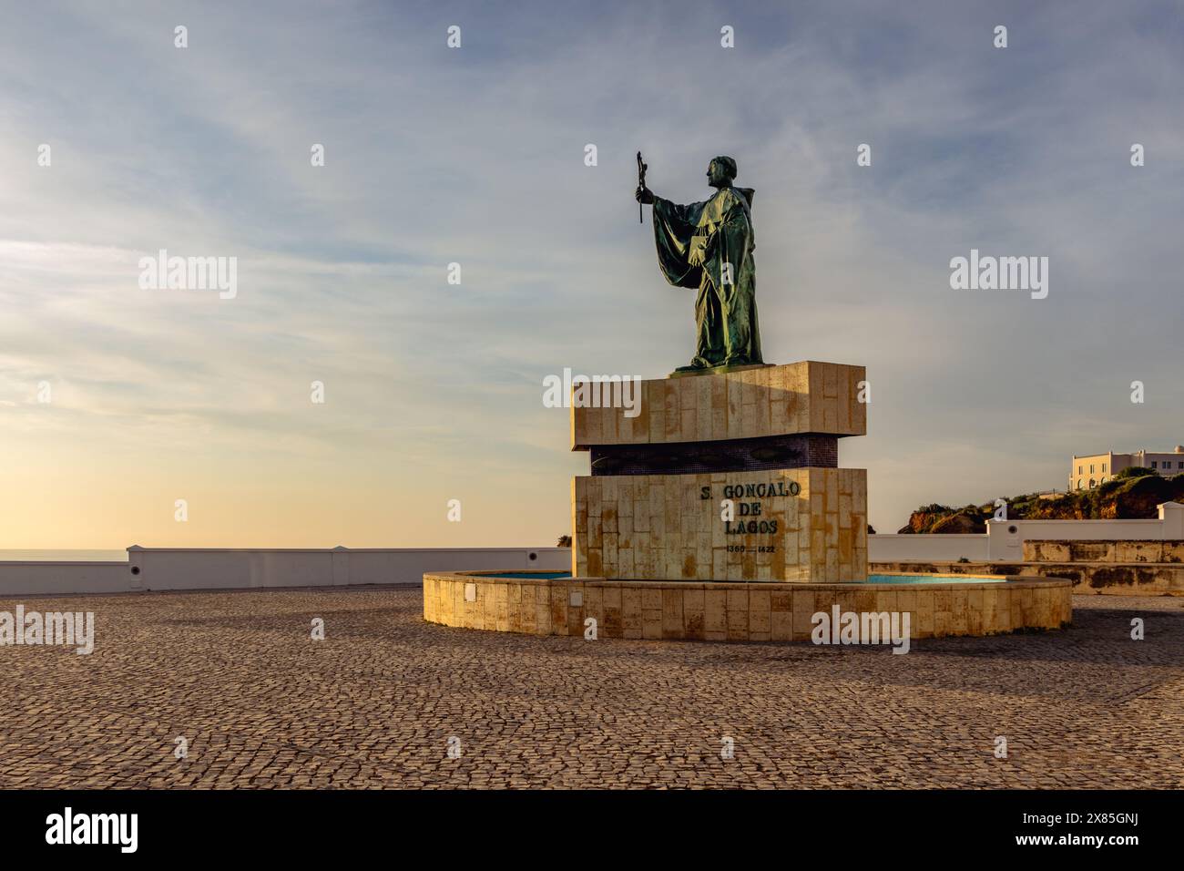 Statue des portugiesischen Schutzpatrons der Fischer an der Algarve. St. Goncalo de Lagos mit Blick auf das Meer Stockfoto