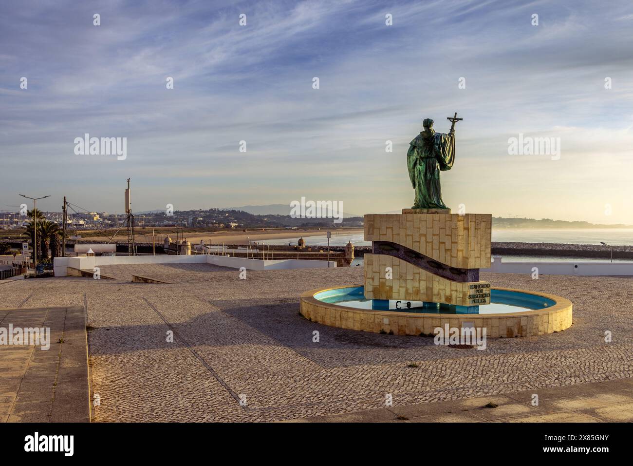 Statue des portugiesischen Schutzpatrons der Fischer an der Algarve. St. Goncalo de Lagos mit Blick auf das Meer Stockfoto