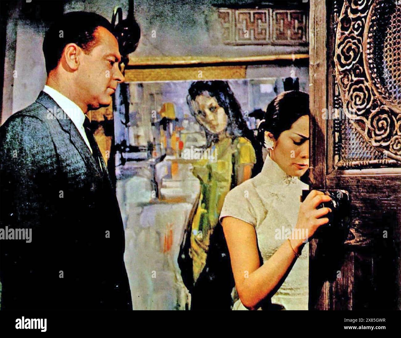 DIE WELT VON SUZIE WONG 1960 Paramount Pictures Film mit Nancy Kwan als Suzie Wong und William Holden als Robert Lomax Stockfoto