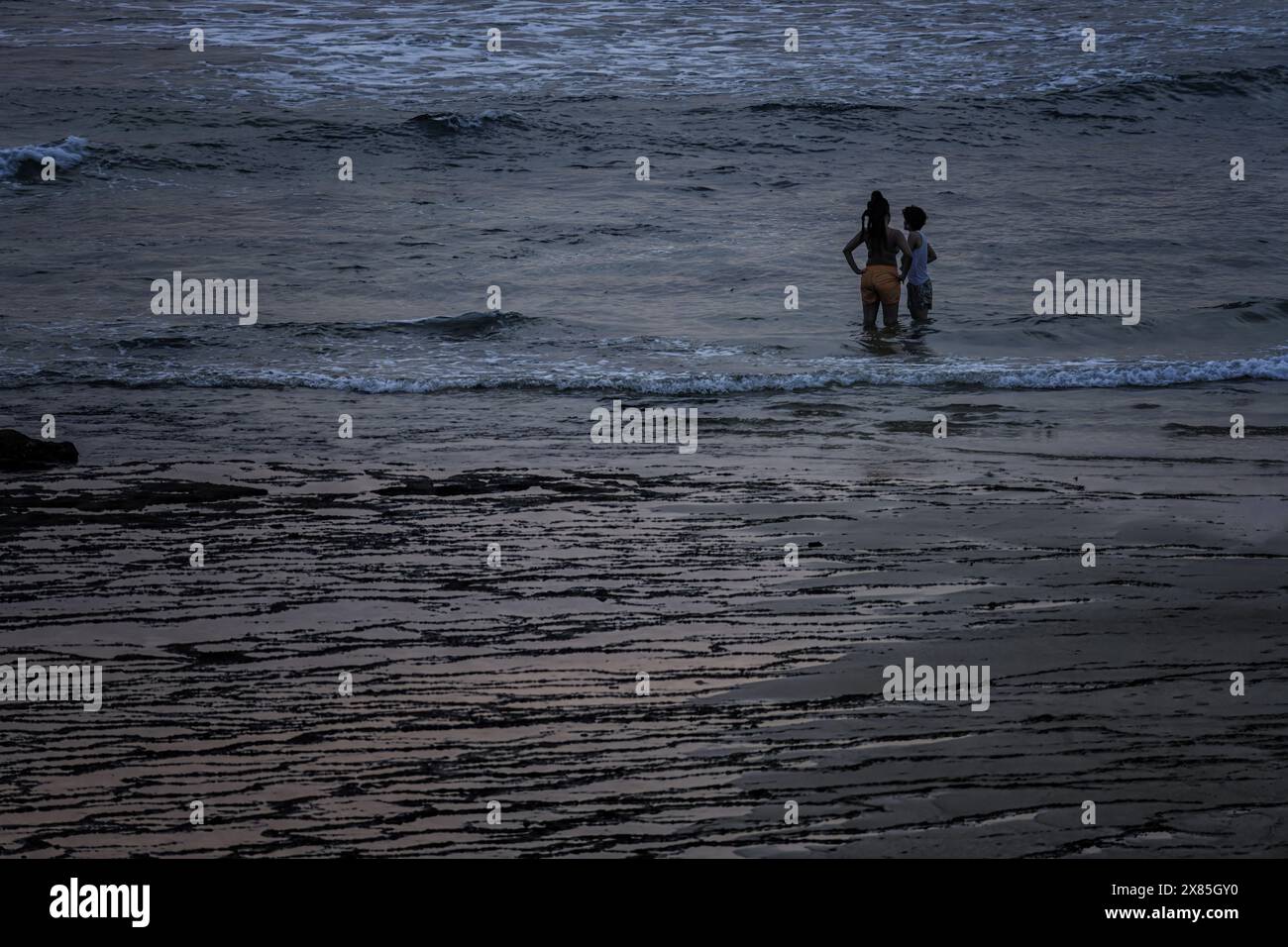 Ein paar Spaziergänge am trüben Strand von Vila Nova de Milfontes, Portugal, wo die Sonne sanft von Nebel und Wolken verdeckt ist. Die ruhige und ruhige Seite Stockfoto