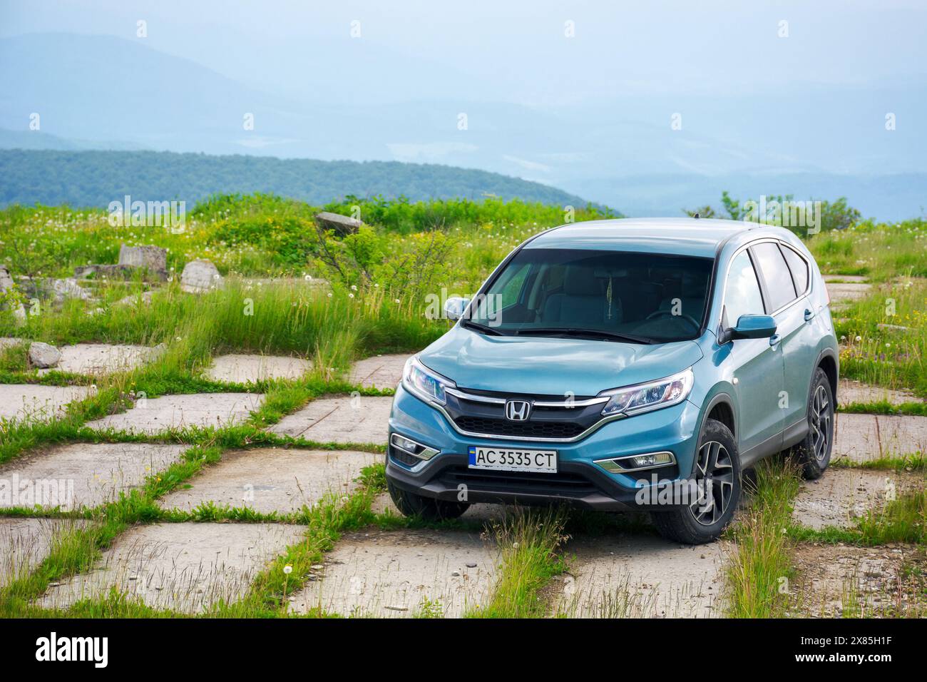 Mnt. Runa, Ukraine - May 22, 2019: Honda CRV auf einer gepflasterten Plattform in die Berge. 4 Generierung eines beliebten SUV, restyling Modell 2015 in Cyan Blau Stockfoto