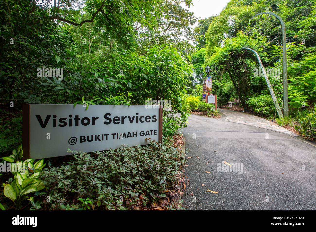 Singapore Botanic Gardens Visitor Services Beschilderung am Bukit Timah Gate, ohne dass Personen in der Szene sind. UNESCO-Weltkulturerbe. Ein muss für Reisende. Stockfoto