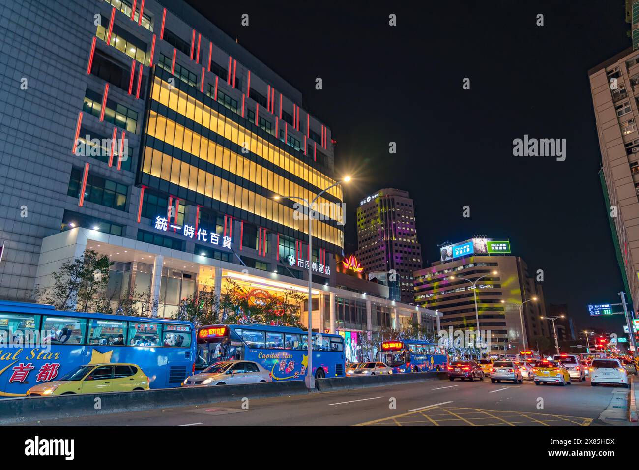 Nächtlicher Blick auf das Xinyi Special Commercial Center, Kaufhäuser, Hotel, modisches Restaurant, das eng zusammengeschlossen ist. Stockfoto