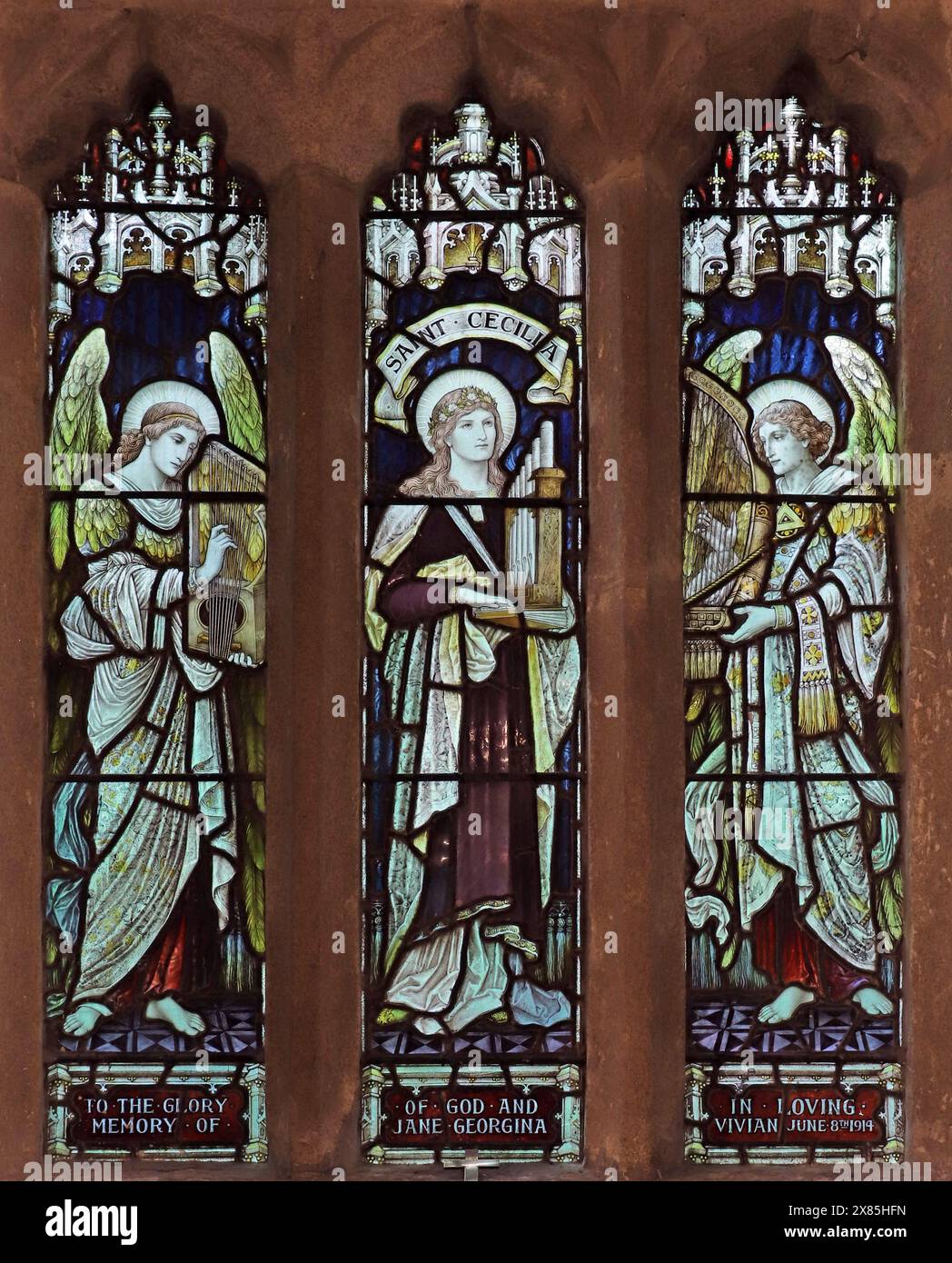 Buntglasfenster mit der Heiligen Cecilia und zwei Engeln, Kirche St. Manaccus & St. Dunstan, Manaccan, Cornwall Stockfoto