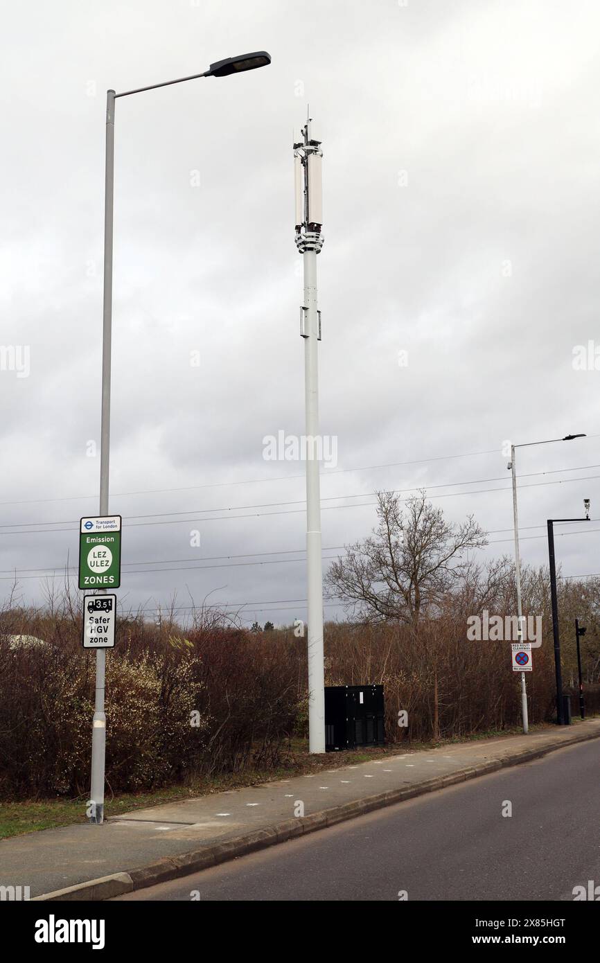 Neuer 5G-Mobilfunkmast in Chessington, Surrey Stockfoto