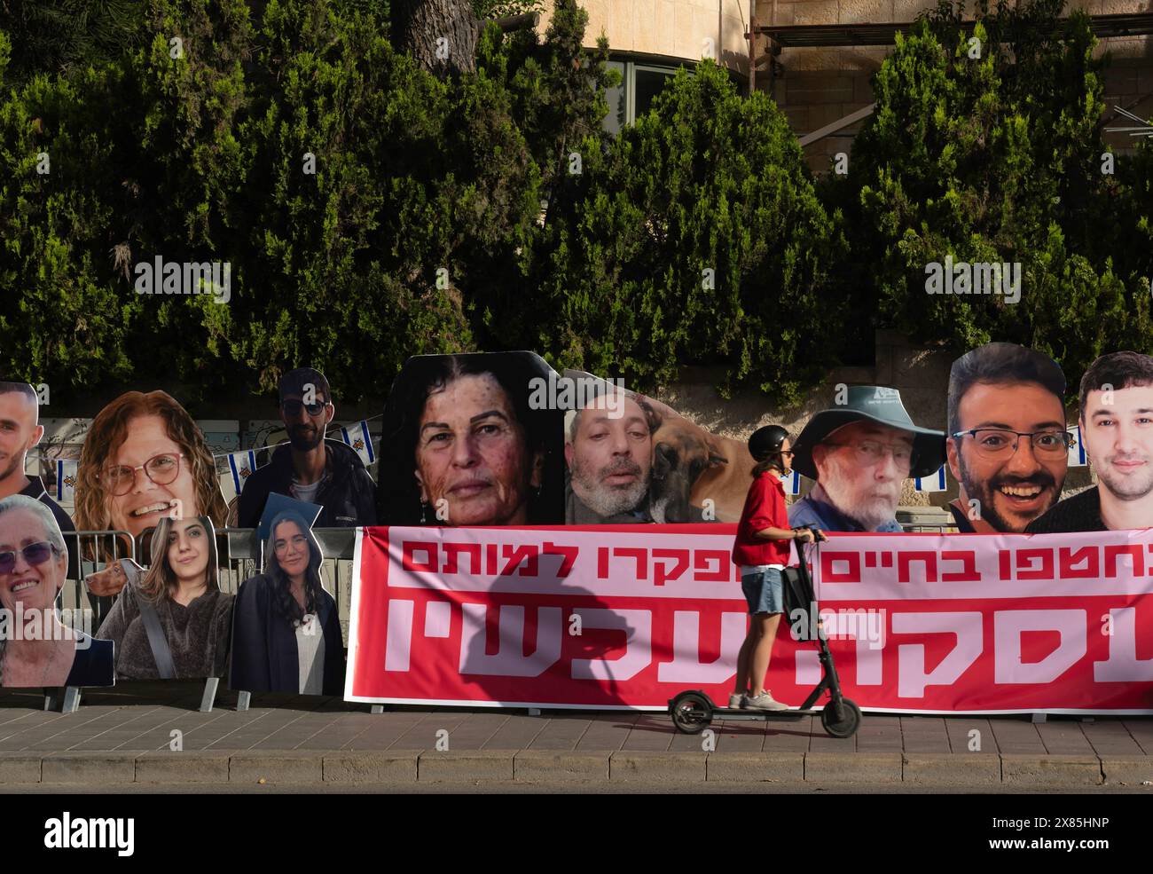 Mitglieder der Aktion des Frauenprotests gegen die Entführten führten große Ausschnitte von Israelis, die am 7. Oktober letzten Jahres von der Hamas bei lebendigem Leib gefangen genommen wurden und in der Gefangenschaft als tot bestätigt wurden, als Teil eines Protestes, der die Freilassung israelischer Geiseln forderte, die noch immer im Gazastreifen gefangen sind, außerhalb des offiziellen Wohnsitzes des israelischen Premierministers Benjamin Netanjahu am 23. Mai 2024 in Jerusalem Stockfoto