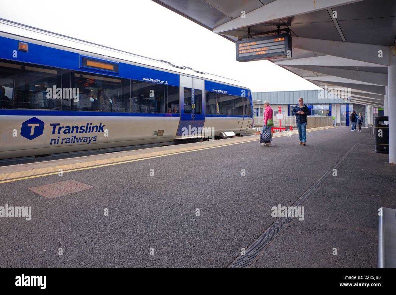 Translink-Zug, der am Bahnhof Portrush in Nordirland ankommt Stockfoto