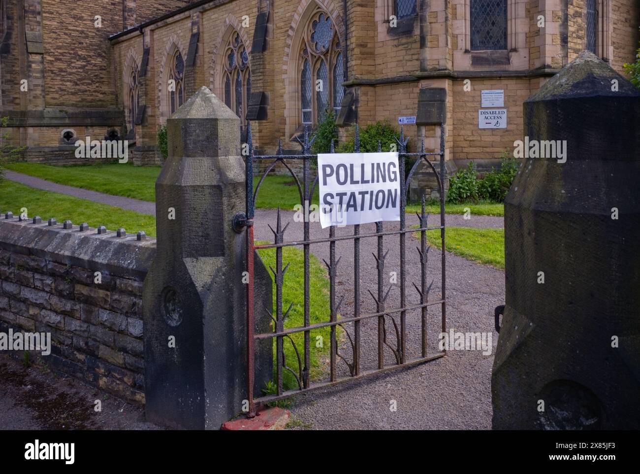 Beschilderung der Wahlstation an der St. Andrews Church in Scarborough Stockfoto
