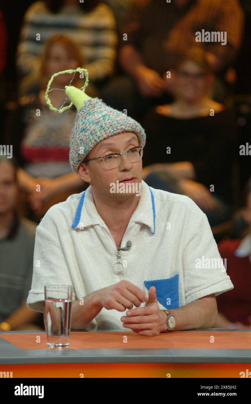 Aufzeichnung einer Folge der für den 8. Mai 2004 angesetzte Comedy Quizshow 'Genial daneben', hier Wigald Boning, Deutschland 2004. Stockfoto