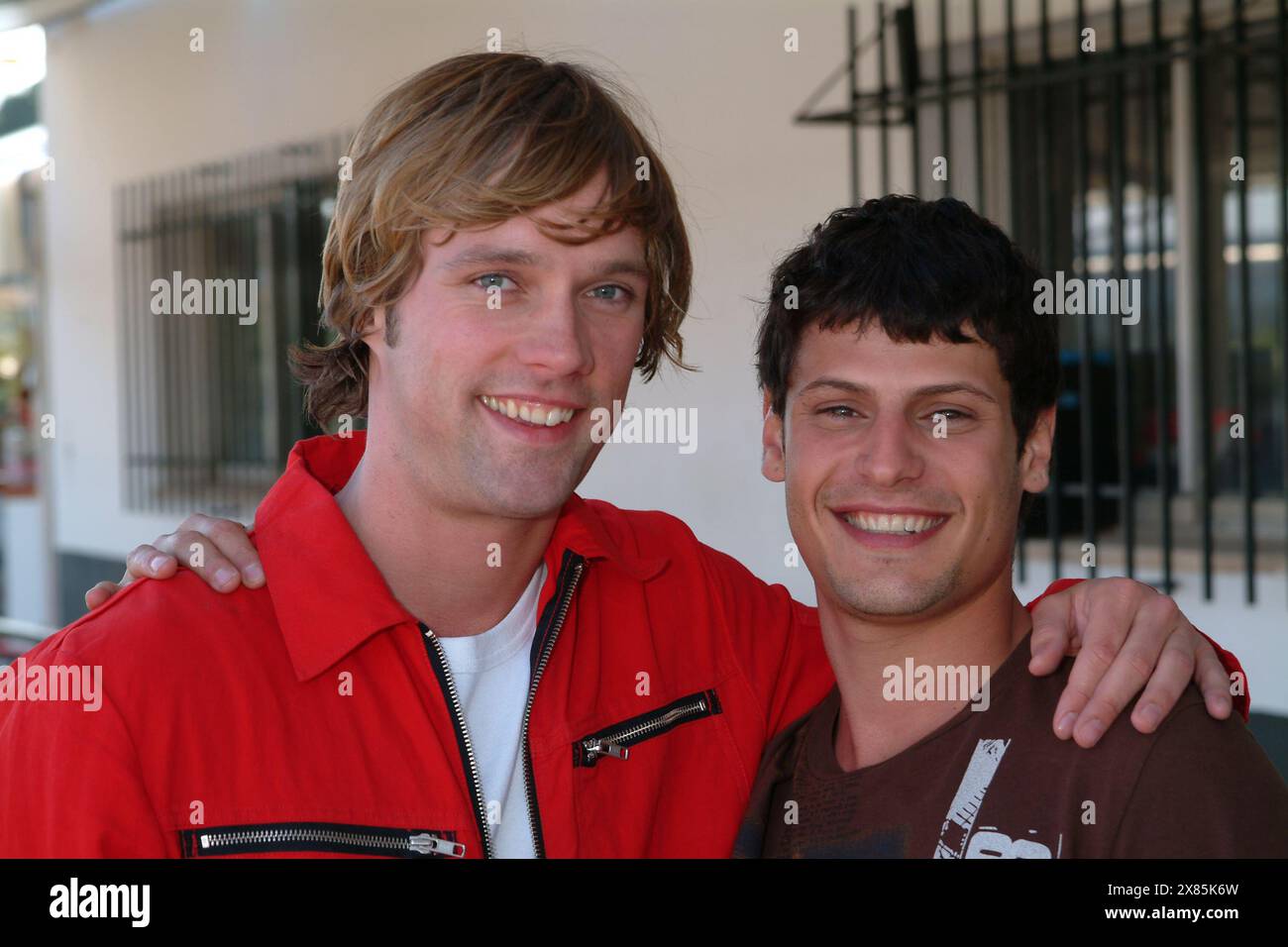 Daniel (Matthias Schloo, links) macht mit seinem besten Kumpel Mark (Manuel Cortez) Ibiza unsicher im Fernsehfilm 'Teqila bum bum'; Spanien 2004. Stockfoto