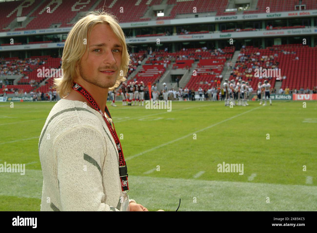 Sascha Sirtl, Teilnehmer der Reality Show 'Big Brother' in der Staffel 5 bei einem Besuch der Fußballmannschaft 'Cologne Centurions' im RheinEnergie Stadion in Köln, Deutschland 2004. Stockfoto