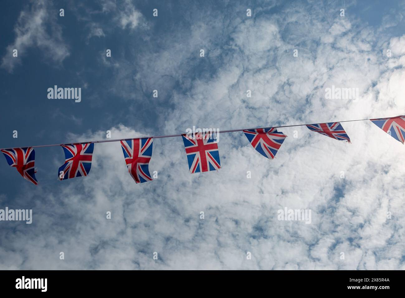Union Jack weht im Wind mit blauem Himmel Stockfoto
