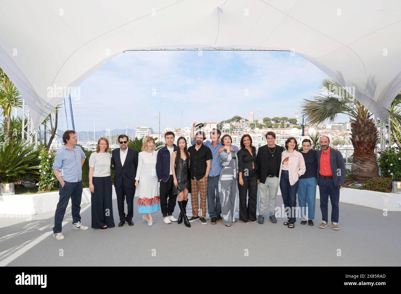 Lang Khe Tran, Marta Donzelli, Goncalo Waddington, Telmo Churro, Gregorio Paonessa, Mariana Ricardo, Meng Xie, Viola Fugen, Crista Alfaiate, Filipa Reis, Claudio da Silva, Thomas Ordonneau, Maureen Fazendeiro und Miguel Gomes beim Photocall zum Kinofilm 'Grand Tour' auf dem Festival de Cannes 2024 / 77. Internationale Filmfestspiele von Cannes am Palais des Festivals. Cannes, 23.05.2024 Stockfoto