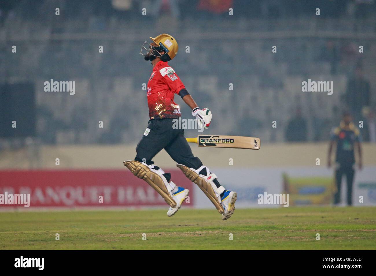 Der Comilla Victorians Batter Tawhid Hridoy, ein Teil der Core Pace Unit der Nationalmannschaft, feiert sein 53-Ball-Jahrhundert gegen Durdanto Dhaka im Sher Stockfoto