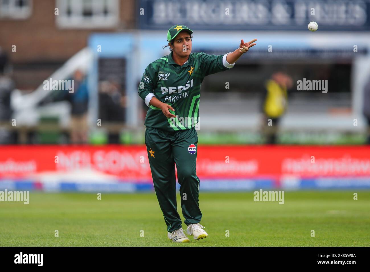 Nashra Sundhu aus Pakistan wirft den Ball beim 1. Metro Bank ODI Match England vs Pakistan im Incora County Ground, Derby, Großbritannien, 23. Mai 2024 (Foto: Gareth Evans/News Images) Stockfoto