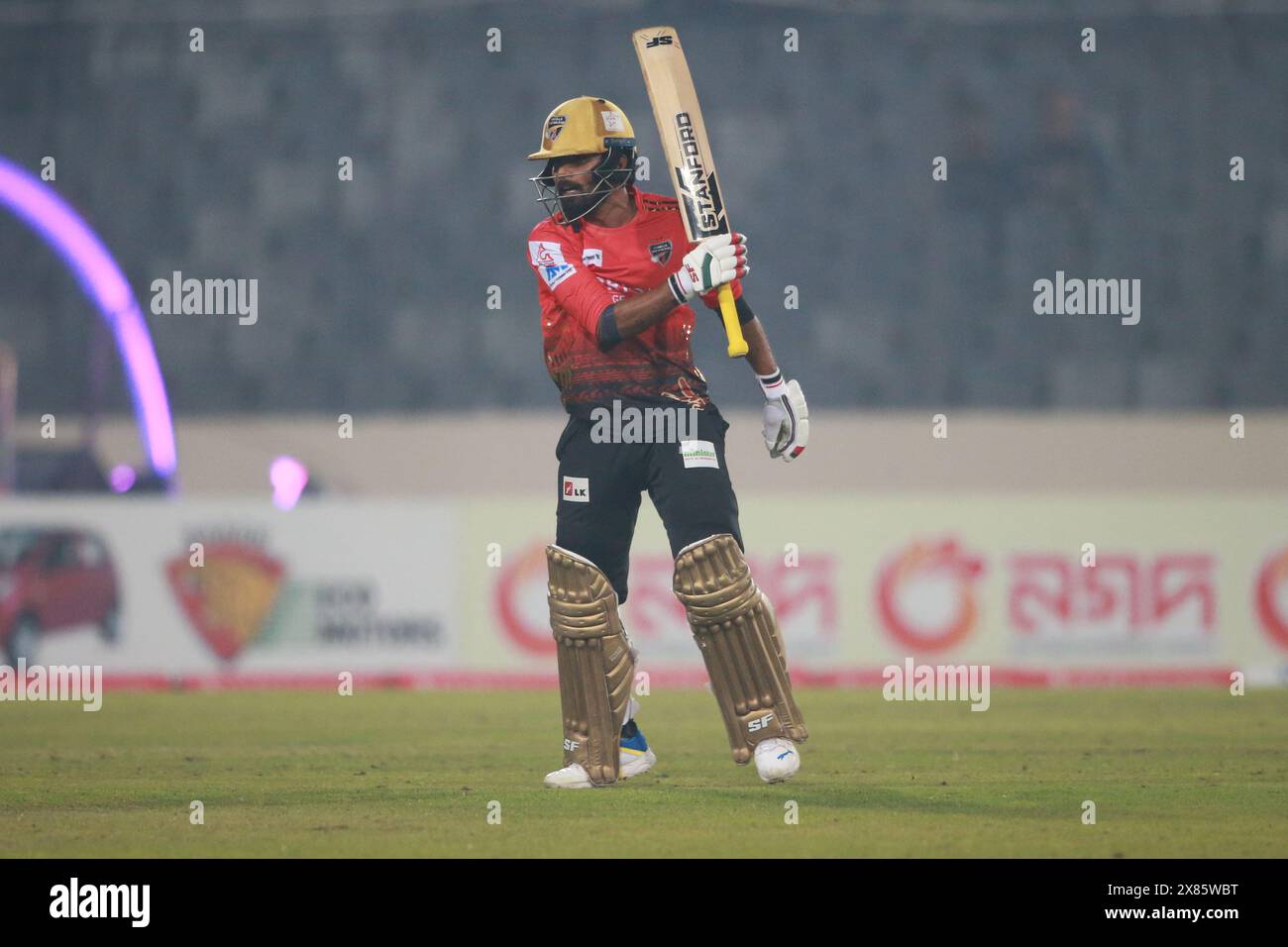 Der Comilla Victorians Batter Tawhid Hridoy, ein Teil der Core Pace Unit der Nationalmannschaft, feiert sein 53-Ball-Jahrhundert gegen Durdanto Dhaka im Sher Stockfoto