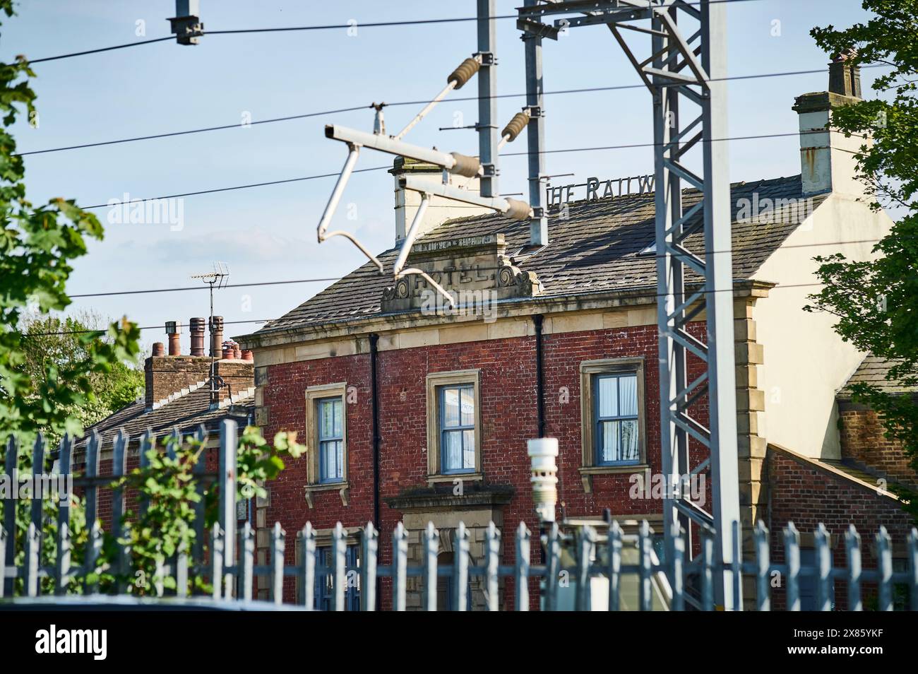 Das alte Railway Hotel hinter der neu elektrifizierten Strecke zwischen Preston und Blackpool, Großbritannien Stockfoto