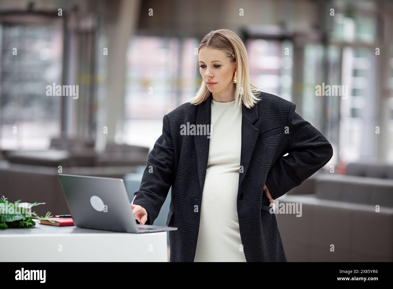 Starke weibliche Befähigung mit einer starken, selbstbewussten schwangeren Frau in einer Führungs- oder beruflichen Rolle, die andere mit ihrer Stärke und inspiriert Stockfoto