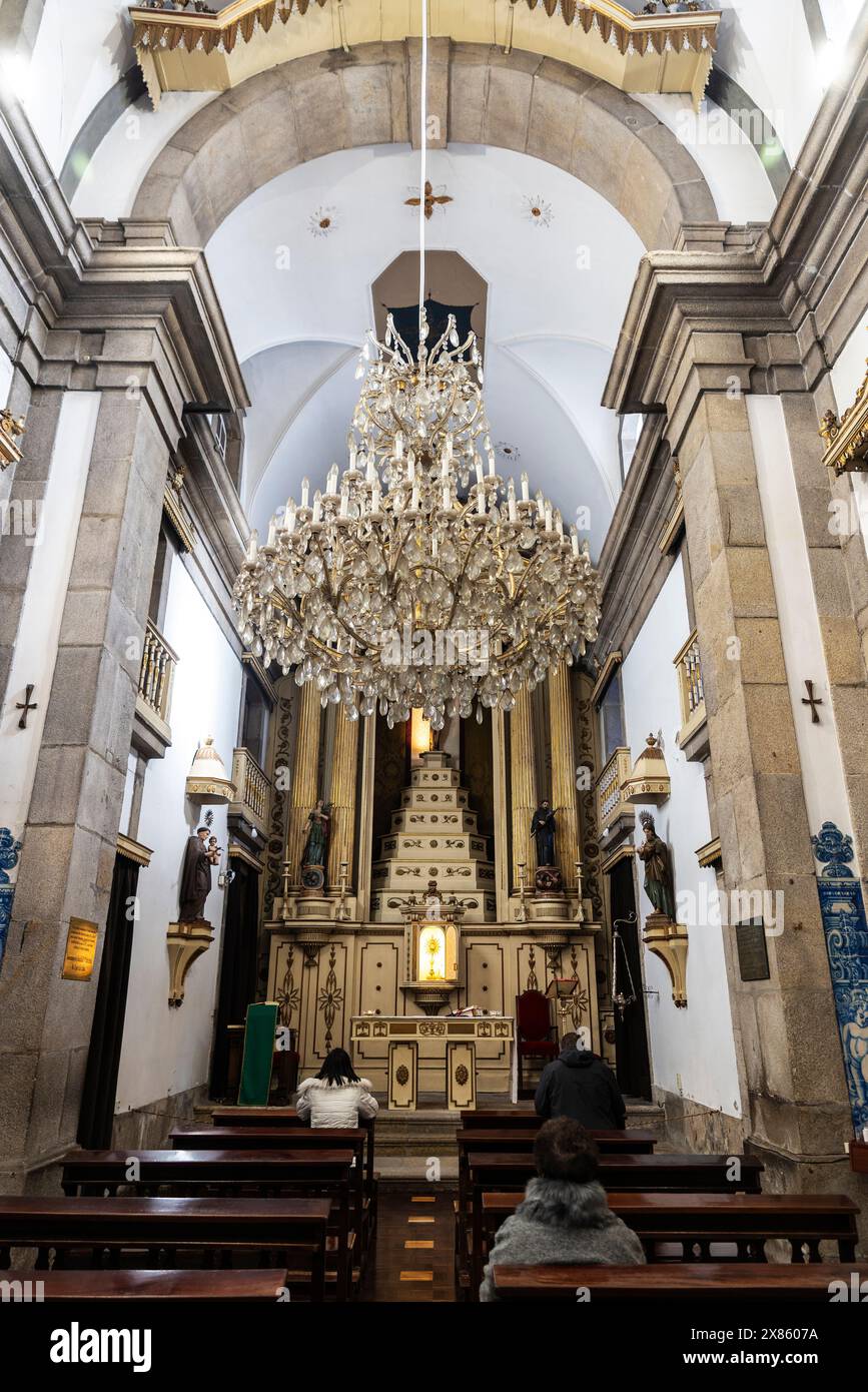 Porto, Portugal - 23. November 2023: Innenraum der Kapelle Santa Catarina, Kapelle der Seelen oder Capela das Almas, mit blauen Azulejo-Fliesen verziert Stockfoto