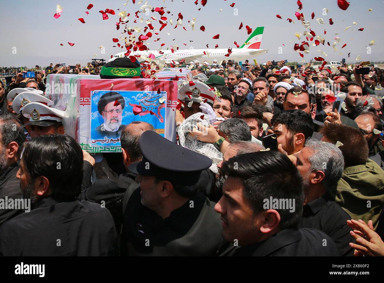 Maschhad, Razavi Khorasan, Iran. Mai 2024. Iraner trauern während der Beerdigung des verstorbenen iranischen Präsidenten Ebrahim Raisi und seiner Begleiter, die bei einem Hubschrauberabsturz in Maschhad getötet wurden. Der Iran bereitete sich am Donnerstag darauf vor, seinen verstorbenen Präsidenten an der heiligsten Stätte der schiitischen Muslime in der Islamischen Republik zu verlegen, ein letztes Zeichen des Respekts für einen Protegen des obersten Führers des Iran, der Anfang dieser Woche bei einem Hubschrauberabsturz getötet wurde. (Foto: © iranische Präsidentschaft über ZUMA Press Wire NUR REDAKTIONELLE VERWENDUNG! Nicht für kommerzielle ZWECKE! Stockfoto