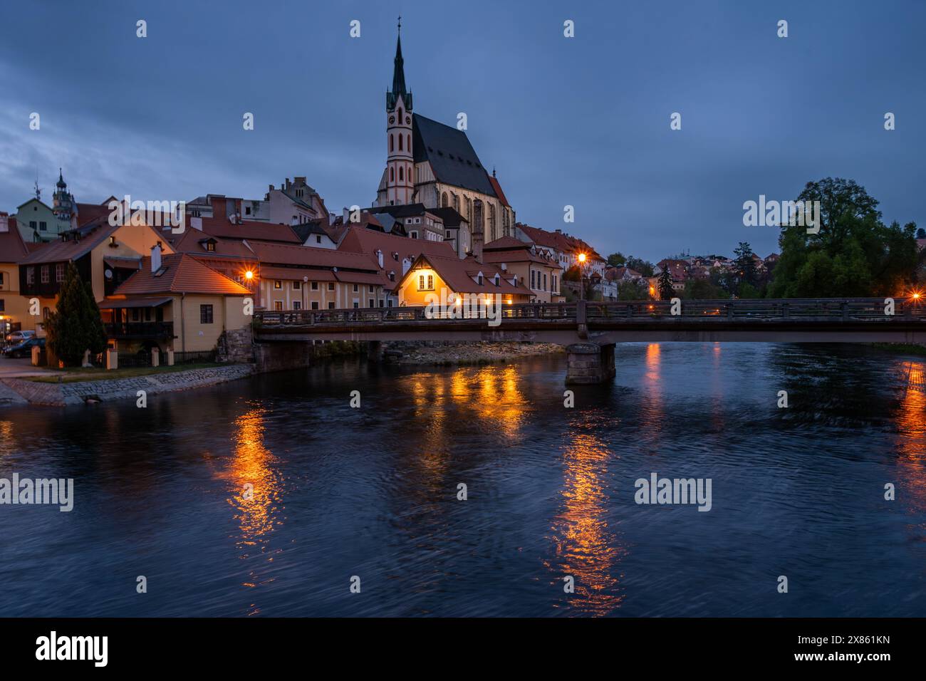 Nächtlicher Blick auf die Dr. Benes Brücke über die Moldau, beleuchtetes historisches Gebäude und die St. Veit Kirche im Touristenziel Cesky Krumlov, Tschechische repub Stockfoto